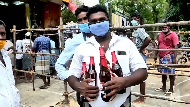 Indové se znovu dočkali alkoholu, k lahvím se šťastně tulili